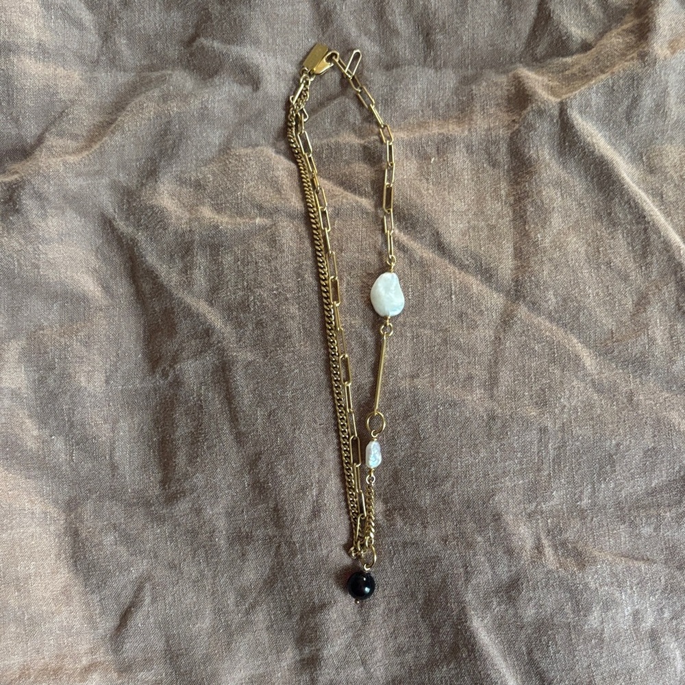 Lady grey gold and pearl style necklace